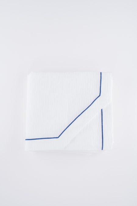 Copriletto matrimoniale bianco con bourdon blu in morbido puro cotone con lavorazione ondulata ondulata e angolo sagomato