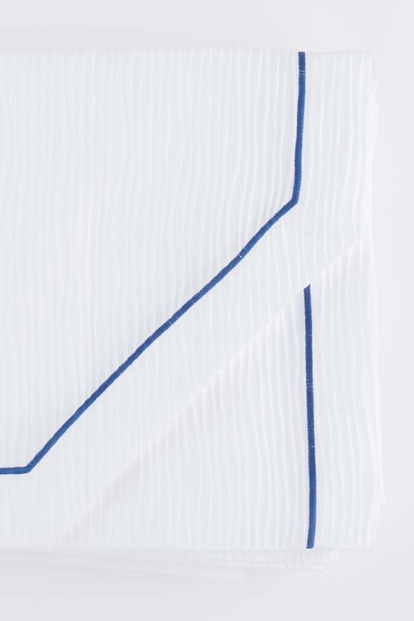 Copriletto matrimoniale bianco con bourdon blu in morbido puro cotone con lavorazione ondulata ondulata e angolo sagomato