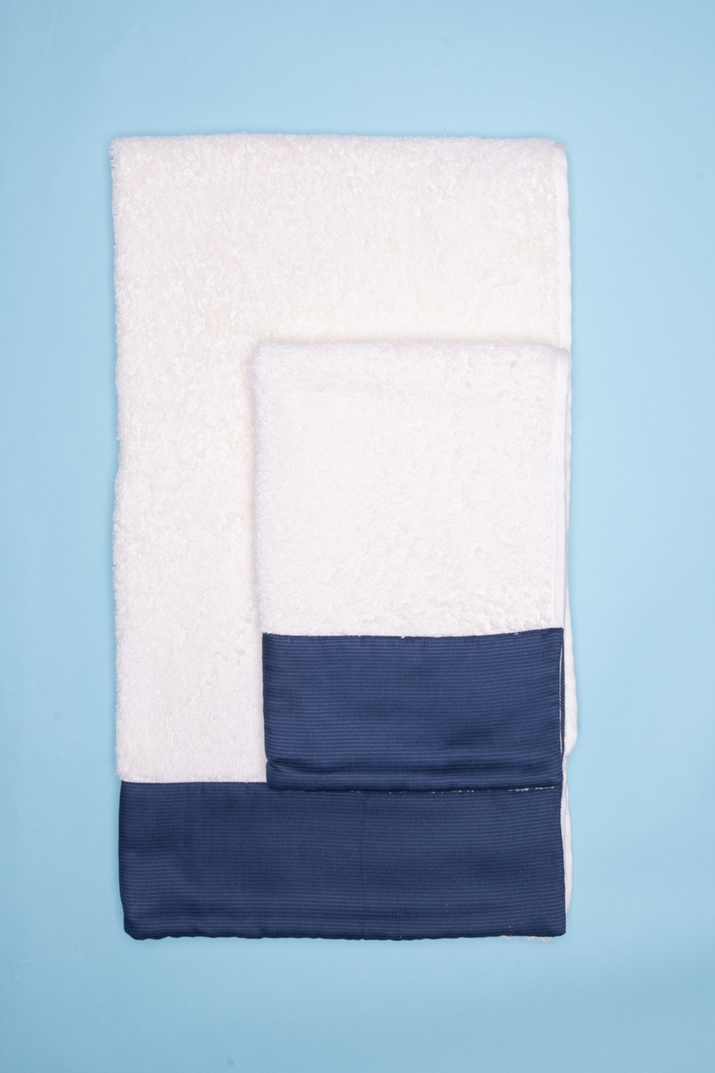 Dovì | coppia di asciugamani in spugna avorio con bordo in tessuto blu scuro