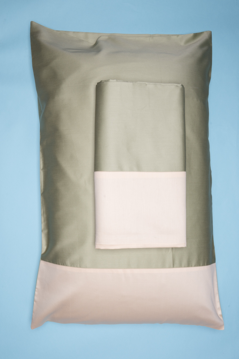 Dovì | Completo letto singoloin rasatello di cotone verde mandorla con fascia sabbia